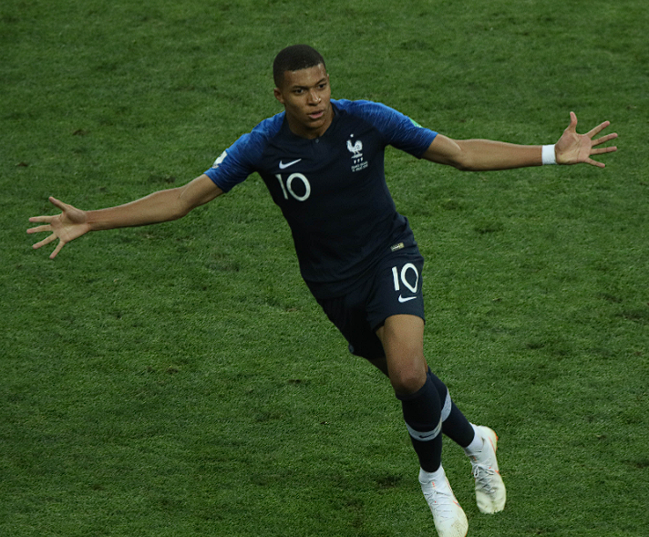 姆巴佩伯納烏貴賓室加冕：首獲歐洲金靴，續(xù)寫<a href='/news/tag/286.html' style='color: blue;'>皇馬</a>傳奇新篇