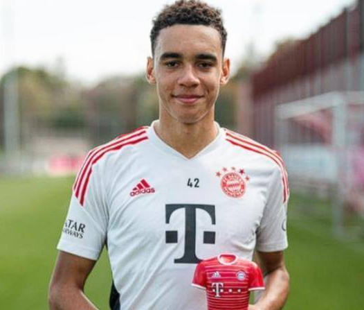 穆西亞拉傷情更新：負(fù)荷反應(yīng)致休戰(zhàn)，后續(xù)上場時間受限